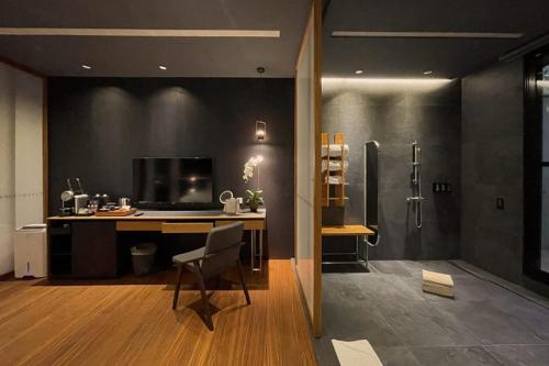 an office with a desk and a shower and a chair at Onsen Papawaqa in Taian