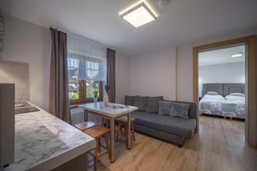 Cama o camas de una habitación en DW Pod Jaworami - relaks - jacuzzi, sauna na wyłączność