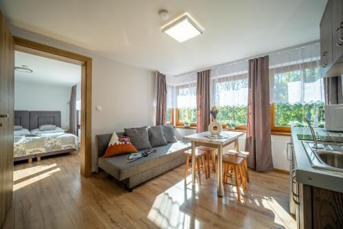 Zona de estar de DW Pod Jaworami - relaks - jacuzzi, sauna na wyłączność