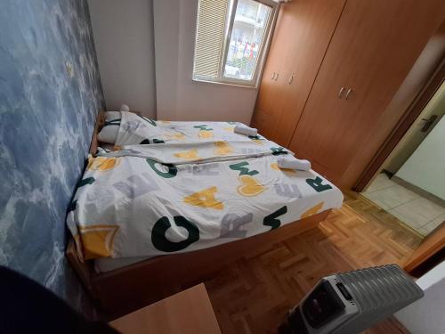 una camera da letto con un letto con un piumone sopra di Ana Apartment a Ohrid