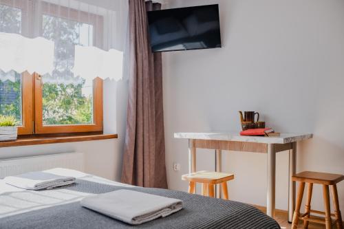 Cama o camas de una habitación en DW Pod Jaworami - relaks - jacuzzi, sauna na wyłączność