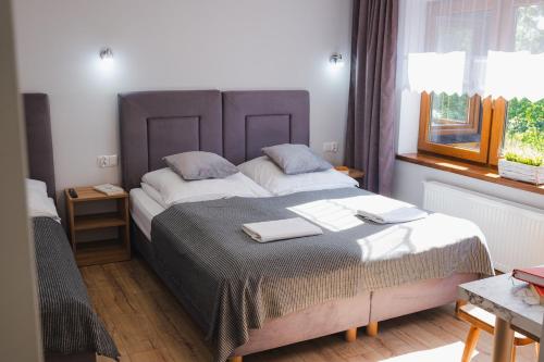 Cama o camas de una habitación en DW Pod Jaworami - relaks - jacuzzi, sauna na wyłączność