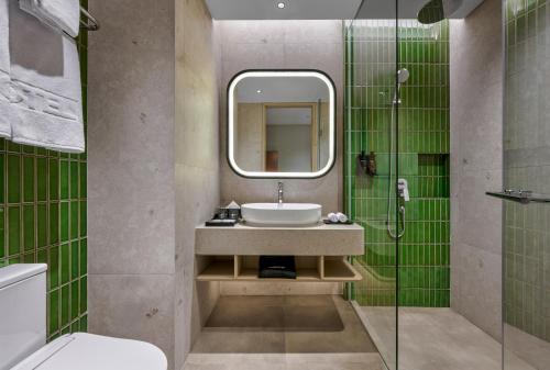 Ванная комната в ARTOTEL Living World Kota Wisata