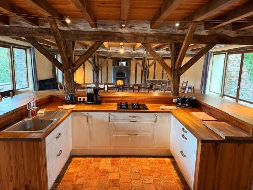 Una cocina o zona de cocina en Gîte avec piscine intérieur, Le Repère de Choiseau