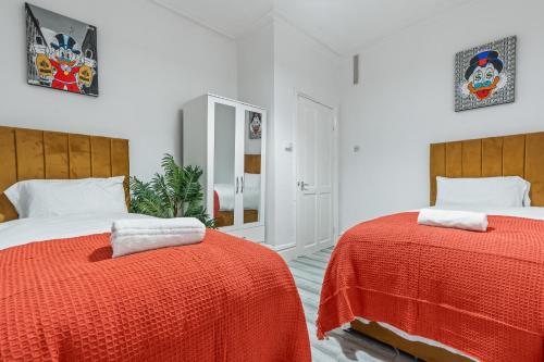 Ένα ή περισσότερα κρεβάτια σε δωμάτιο στο 4 Bedroom House in Eccles, Trafford, Manchester - Sleeps 10 - 3 Double Beds - 4 Single Beds - FREE PARKING, Garden & Fast Fibre Wi-Fi - Close to Trafford Centre, MediaCityUK, Salford Quays, and both Old Trafford stadiums