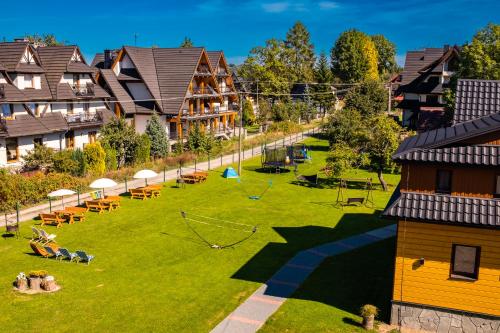 Jardín al aire libre en DW Pod Jaworami - relaks - jacuzzi, sauna na wyłączność