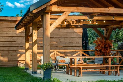 Jardín al aire libre en DW Pod Jaworami - relaks - jacuzzi, sauna na wyłączność