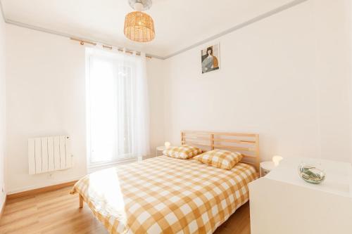 a white bedroom with a bed and a window at Spacious & bright apartment - Top location in Toulon