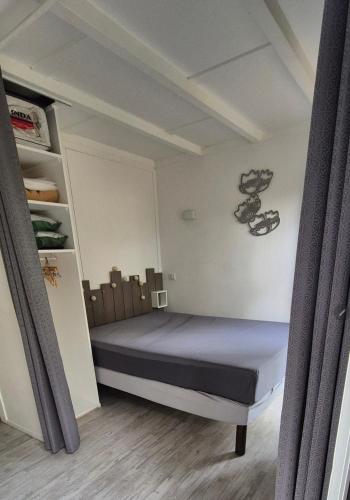 Léon Apartment في ليون: غرفة نوم صغيرة مع سرير في الغرفة