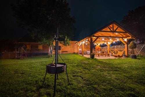 Jardín al aire libre en DW Pod Jaworami - relaks - jacuzzi, sauna na wyłączność
