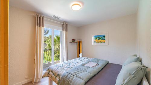 Ένα ή περισσότερα κρεβάτια σε δωμάτιο στο Provenzalische Villa mit Pool & Garten - Villa du Vallon by Sur la mer