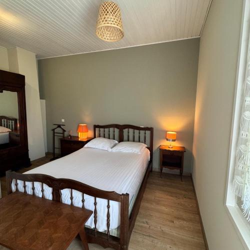 una camera da letto con un letto e due lampade su due tavoli di La Cabane du Pecheur - Premiere conciergerie a Palavas-les-Flots