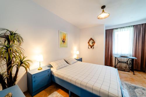 Postel nebo postele na pokoji v ubytování Central Art Apartment with Treasure Hunt, Free Parking & Self Check-In