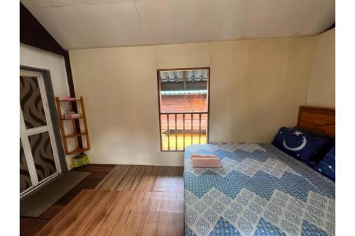Кровать или кровати в номере Capital O 91227 Chalet D'bendang Mak Teh