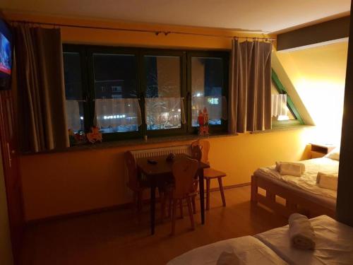 Imagem da galeria de Apartament Pokoje u Jacka Zakopane PKP 700 Centrum 1200 em Zakopane