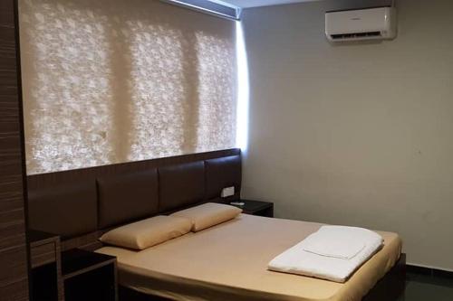 Postel nebo postele na pokoji v ubytování The Cozy Hotel