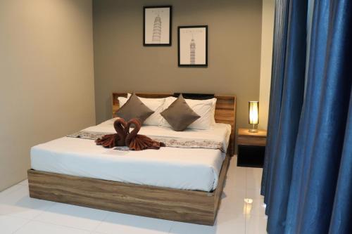 Postel nebo postele na pokoji v ubytování The Living Hotel SamutPrakan