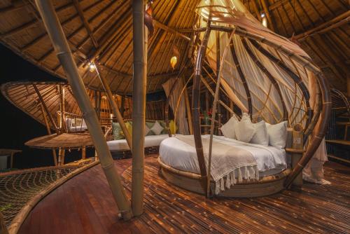 1 dormitorio con 1 cama en una habitación grande en Green Earth Bali Bamboo villas, en Sidemen