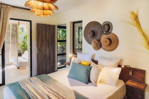 a bedroom with a bed with hats on the wall at Domaine du Cap Sauvage in Saint-Joseph