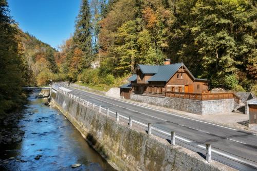 スピンドレルフ・ムリンにあるChata Volská boudaの川沿いの家