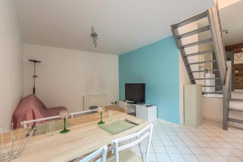 una sala de estar con una mesa y un sofá en Le Central, en Thonon-les-Bains