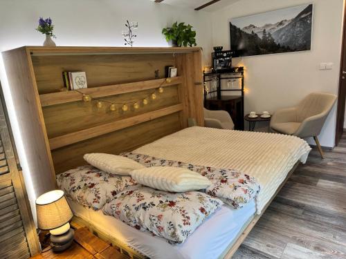ChyňavaにあるChillzóna u Medojedaの部屋にある木製のヘッドボード付きのベッド