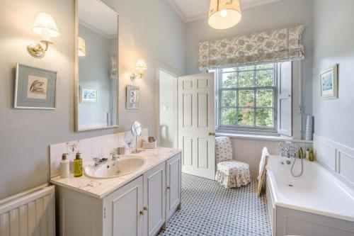 a bathroom with two sinks and a tub and a tubermott at 5 Bed in Errol oc-t33381 in Errol