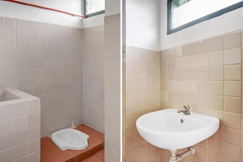 a bathroom with a sink and a toilet at Hotel O 90596 Hotel Griya Astoeti in Bogor