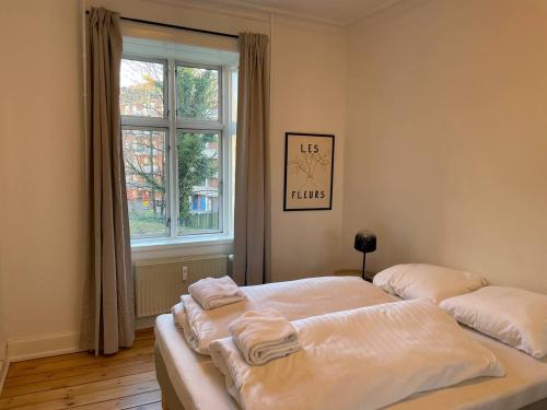コペンハーゲンにあるComfy Valby Retreatの窓のある部屋にベッドが2つある