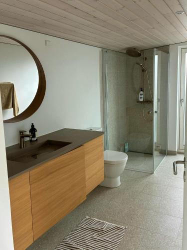 Ένα μπάνιο στο New Wooden House Near Hornbæk Beach