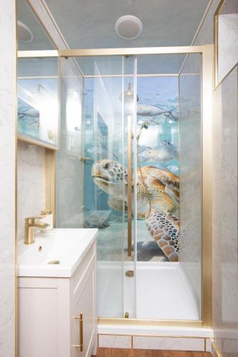a bathroom with a shower with a turtle in it at Enchanted Lodges - Maroc in Ospringe