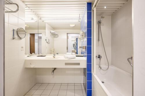 ウィーンにあるHotel Strudlhof Viennaの洗面台とシャワー付きのバスルーム