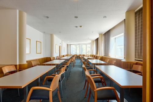 ウィーンにあるHotel Strudlhof Viennaの部屋の中のテーブルと椅子の列