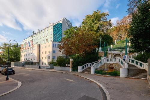 ウィーンにあるHotel Strudlhof Viennaの階段のある通りと建物のある建物