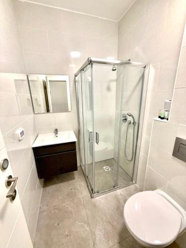 a bathroom with a shower and a toilet and a sink at Aju Hillel 14 in Jerusalem