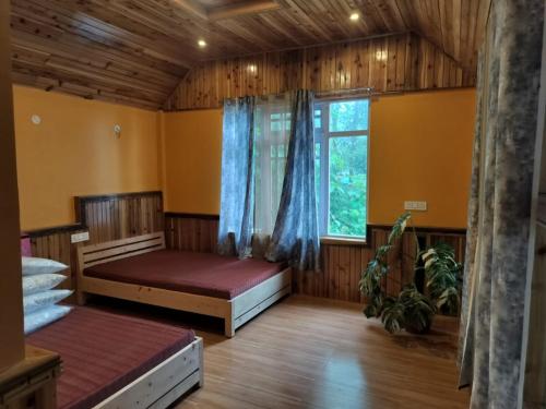 Postel nebo postele na pokoji v ubytování Green Wings Homestay Gumbadara By StayApart