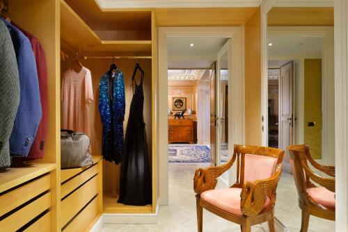 uma sala de vestir com uma cadeira e um armário em Parco dei Principi Grand Hotel & SPA em Roma