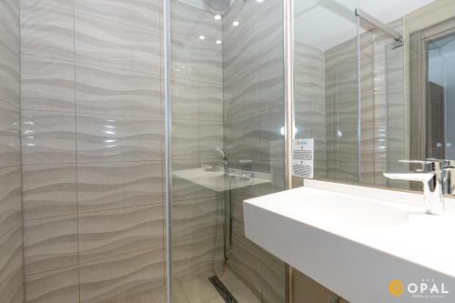 Un baño de Hotel Opal
