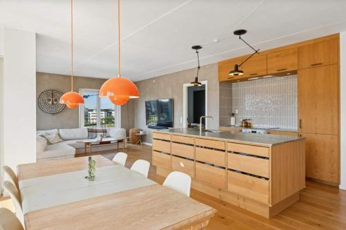 Η κουζίνα ή μικρή κουζίνα στο Luxury Apt with Harbor Views 2