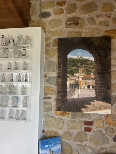 a picture of a window in a stone wall at Nuovo B&B Colline San Benedetto in Marostica