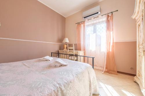 une chambre avec un lit et une fenêtre dans l'établissement La Casa dei Limoni, à Gaggi