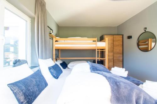 un dormitorio con dos camas y una litera en Schöneben Appartementen Top 3, en Wald im Pinzgau