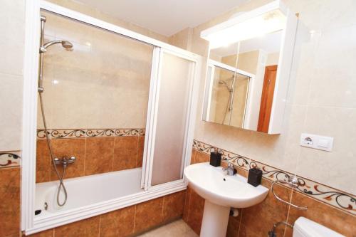 een badkamer met wastafel en douche bij Apartamento ROURA in La Pineda