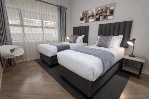 Giường trong phòng chung tại The Gray Luxury Apartments