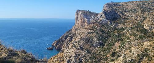 コンブレ・デル・ソルにあるImpresionantes vistasの海と岩山の景色