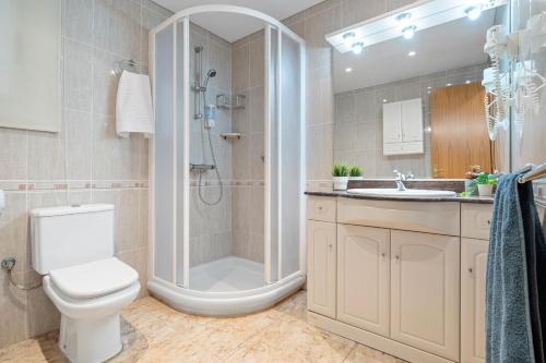 a bathroom with a toilet and a shower and a sink at Apartamento VIKING in La Pineda