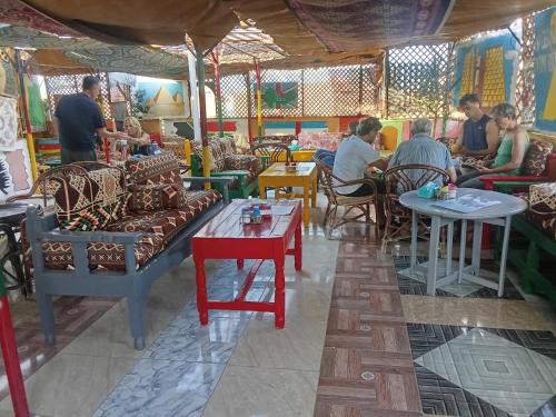 ルクソールにあるBob Marley Peace hotel luxorのレストランに座っている人々のグループ
