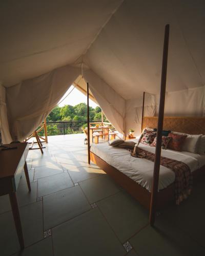 Una cama o camas en una habitación de Sage Stays and Trails