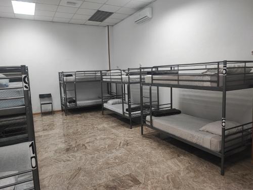 une chambre avec trois lits superposés dans l'établissement Hostel M Torres, à Madrid
