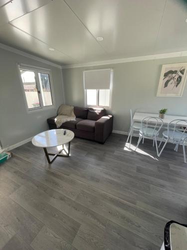 Χώρος καθιστικού στο Cabin in Central Wagga